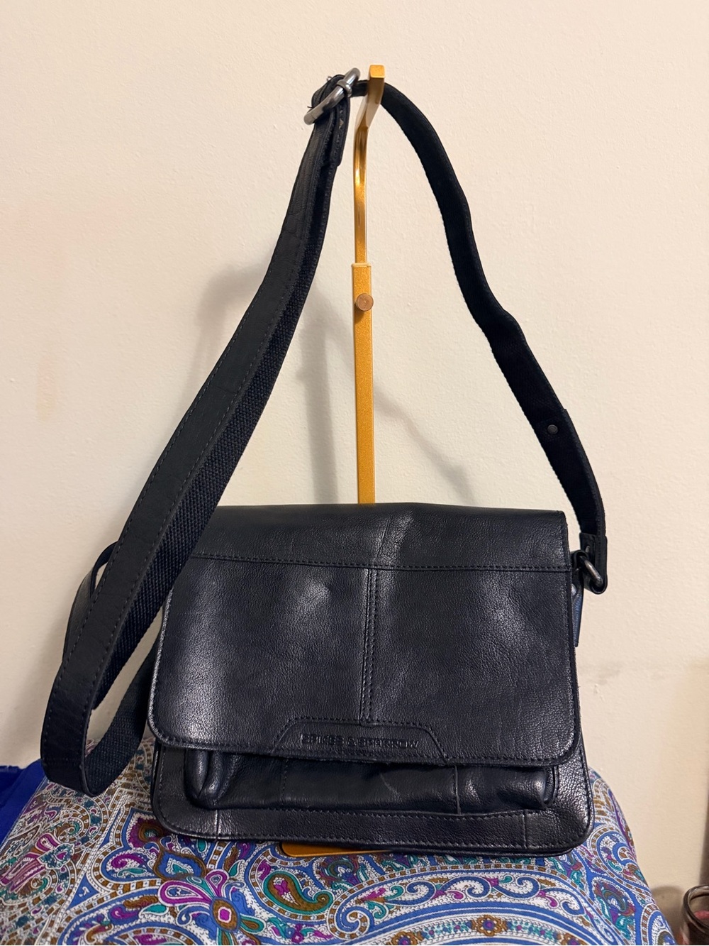 Spikes & Sparrow crossbody shoulder bag features genuine leather - Picture 2 of 7